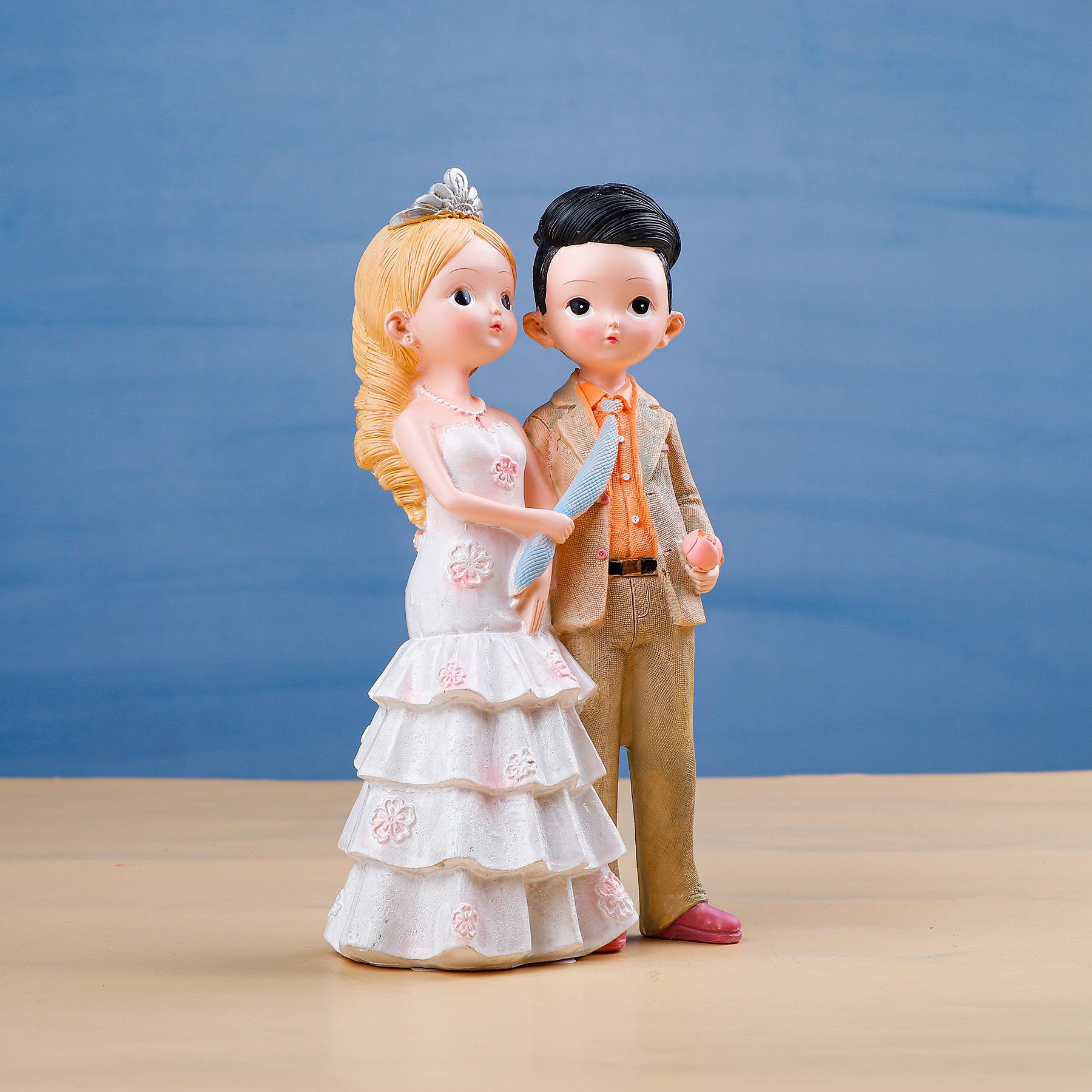 Love is in the Air Couple Showpiece