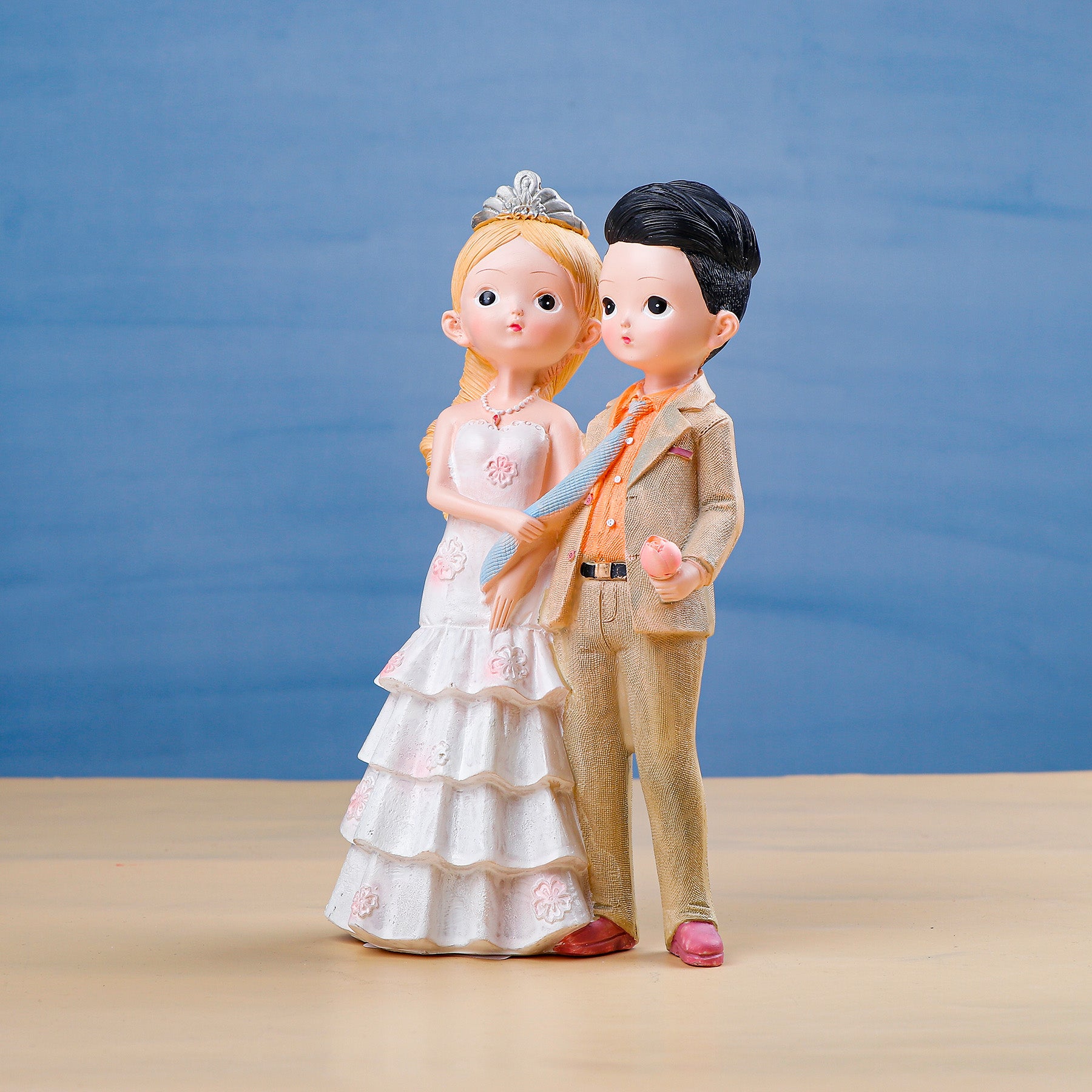 Love is in the Air Couple Showpiece