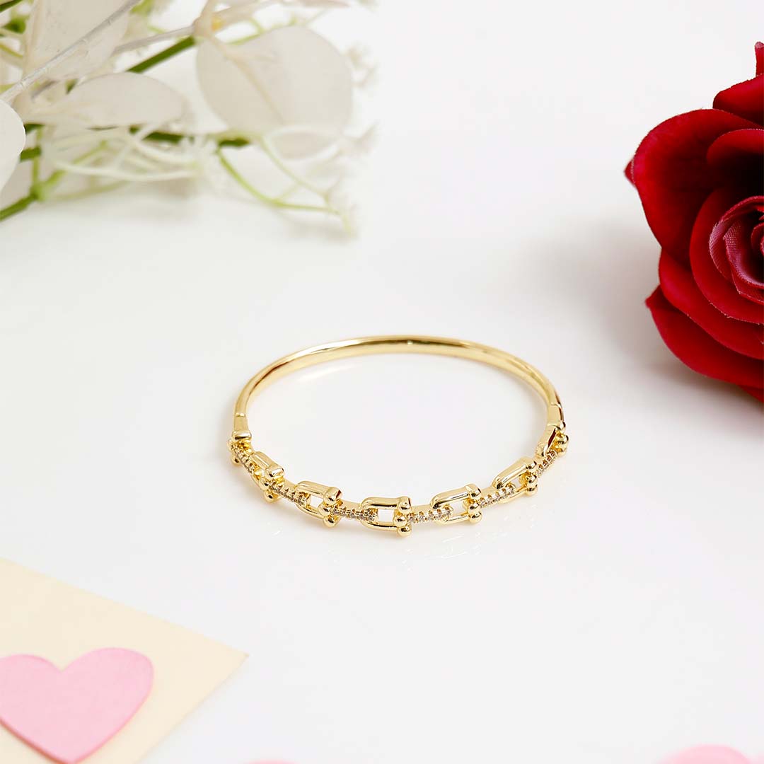 Elegant Interlocked Golden Bracelet