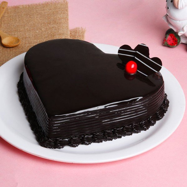 0.5 Kg Heart Shaped Chocolate Cream Cake